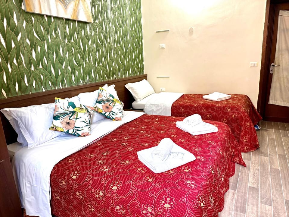 Bed, Bedroom, towels