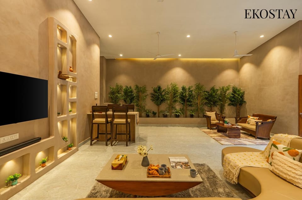 Communal lounge/ TV room, TV and multimedia, Living room, Food and drinks, Seating area, Evening entertainment, Food