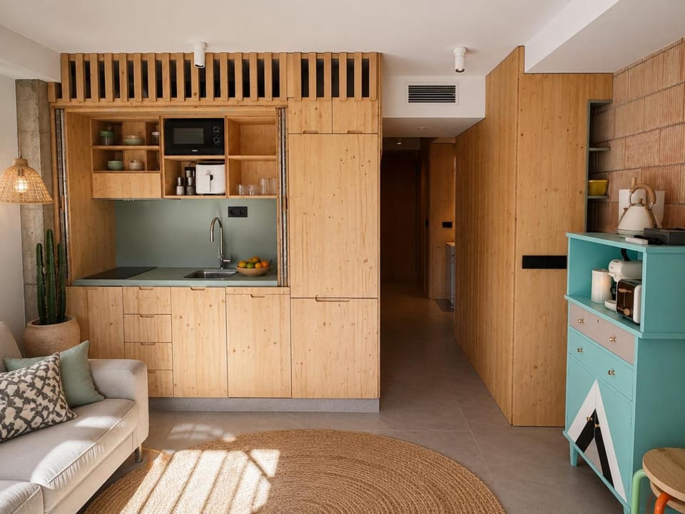 Coffee/tea facilities, Kitchen or kitchenette, Living room