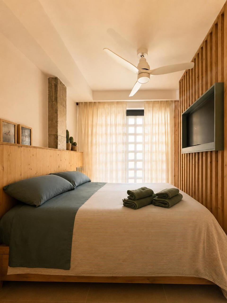 Bed, TV and multimedia, Photo of the whole room, Bedroom