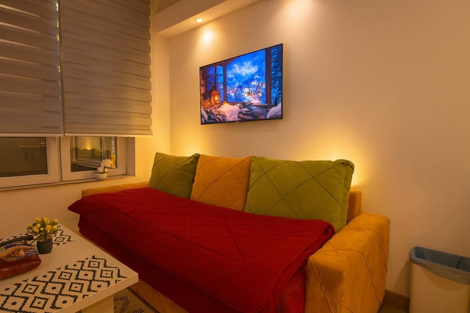 Communal lounge/ TV room, TV and multimedia, Living room, Seating area, Evening entertainment