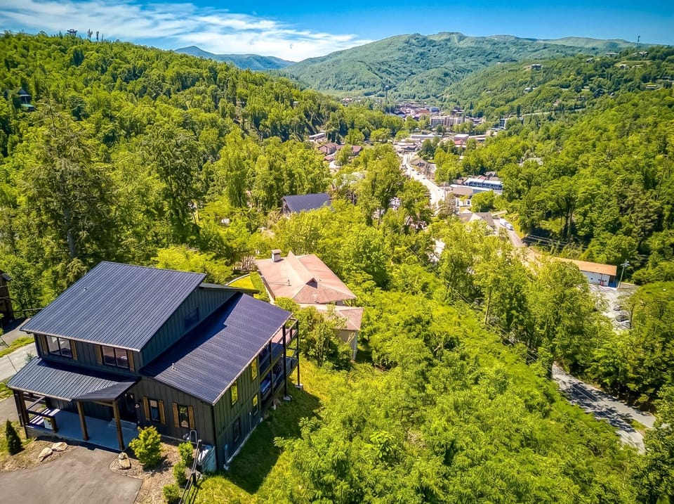 New CabinDowntownMountain ViewsHot TubGaming LoftUpscale Furnishings Cabin in Gatlinburg