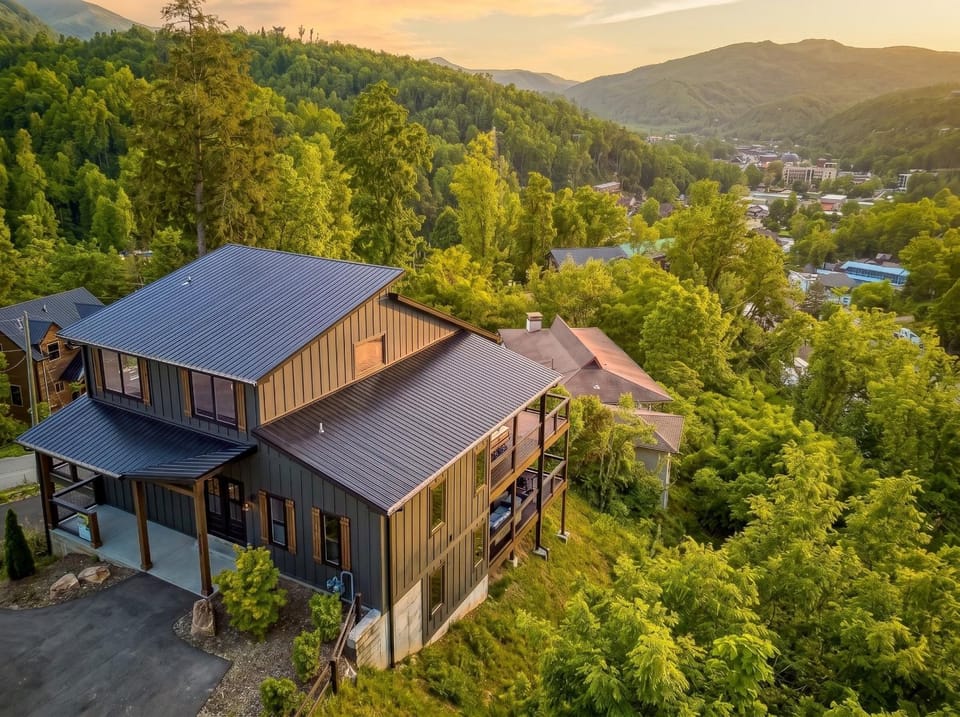 New CabinDowntownMountain ViewsHot TubGaming LoftUpscale Furnishings Cabin in Gatlinburg