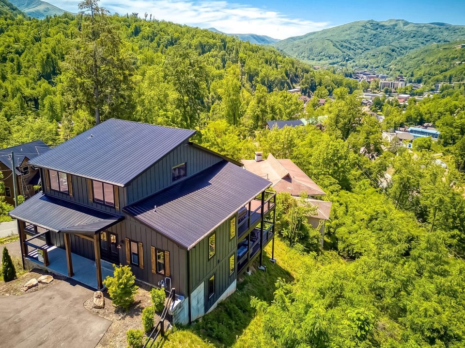 New CabinDowntownMountain ViewsHot TubGaming LoftUpscale Furnishings Cabin in Gatlinburg