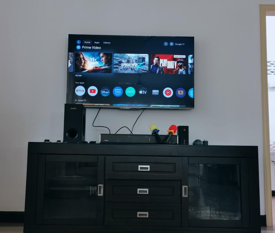 Communal lounge/ TV room, Karaoke, TV and multimedia, Living room, Evening entertainment