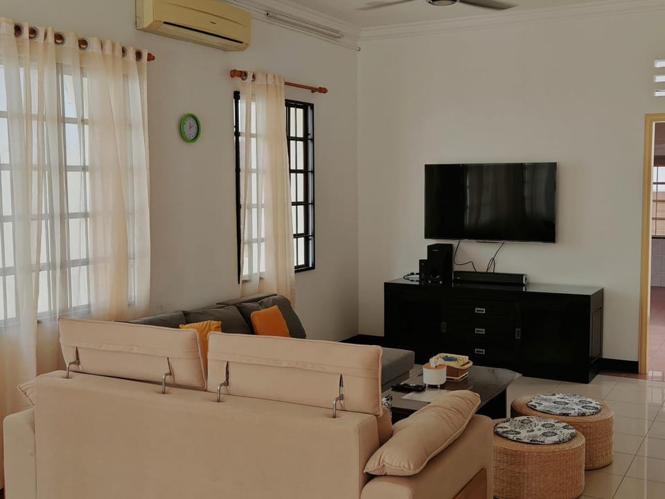 Communal lounge/ TV room, TV and multimedia, Living room, Seating area, Evening entertainment, air conditioner