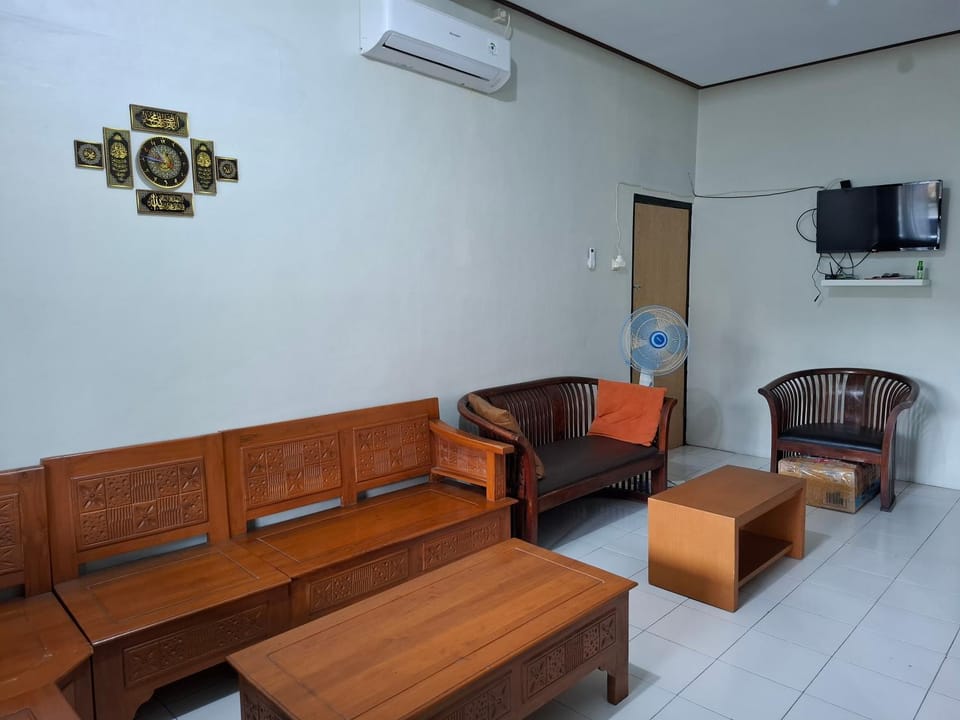 Living room, Seating area, air conditioner