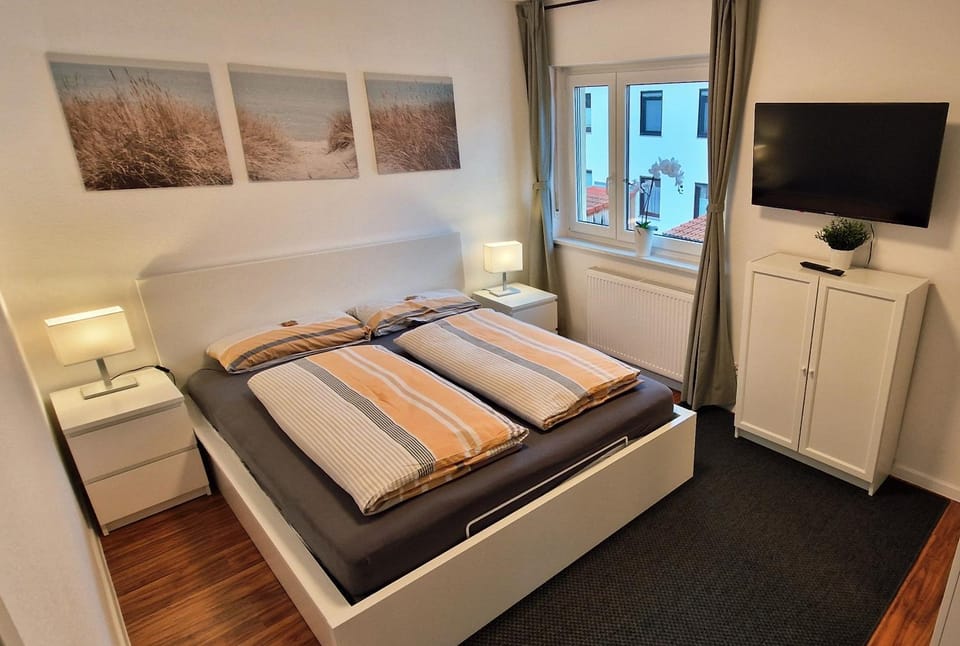 Bed, TV and multimedia, Photo of the whole room, Bedroom