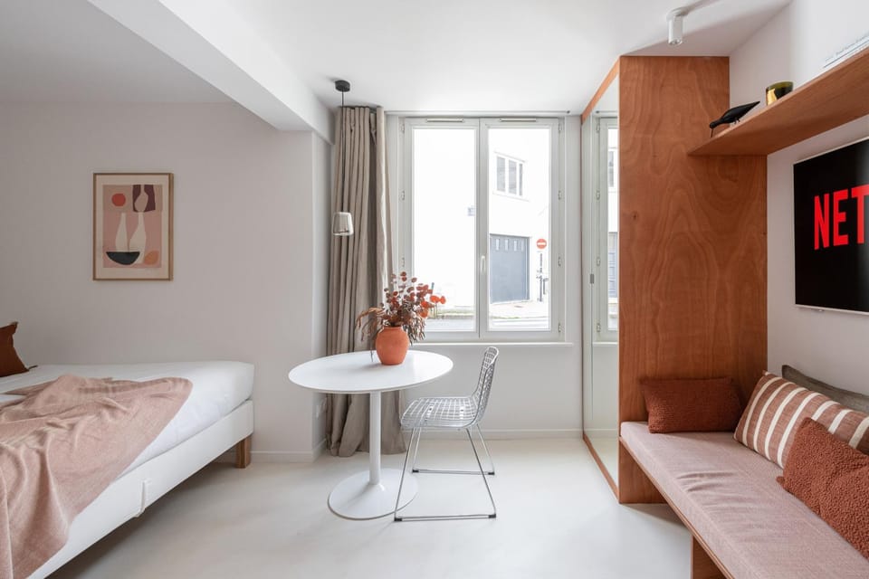 Bed, TV and multimedia, Living room, Photo of the whole room, Seating area, Bedroom, wardrobe