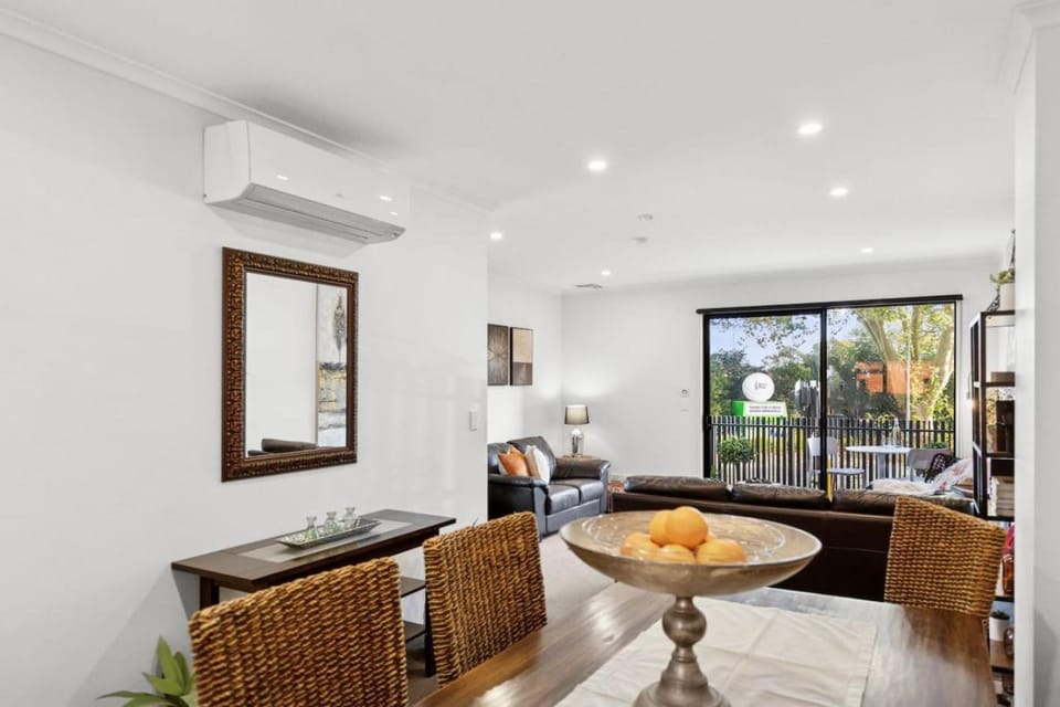 Living room, Food and drinks, Seating area, Dining area, Food