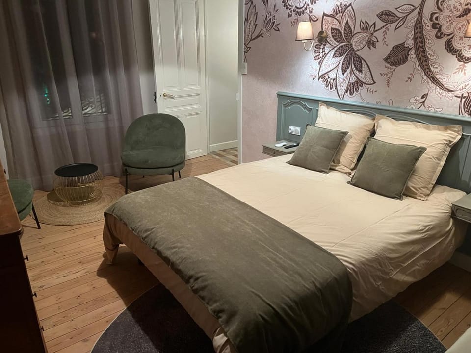 Bed, Photo of the whole room, Seating area, Bedroom
