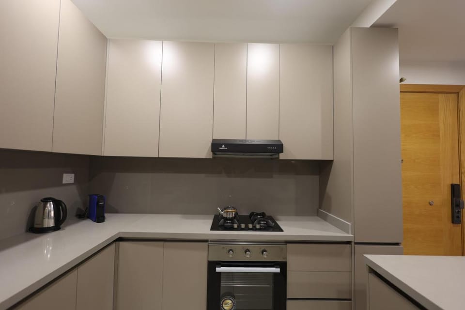 Coffee/tea facilities, Kitchen or kitchenette, oven, stove