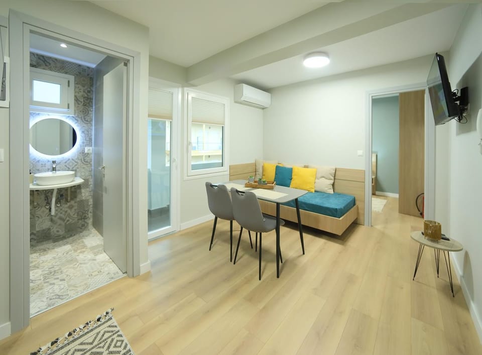 TV and multimedia, Photo of the whole room, Seating area