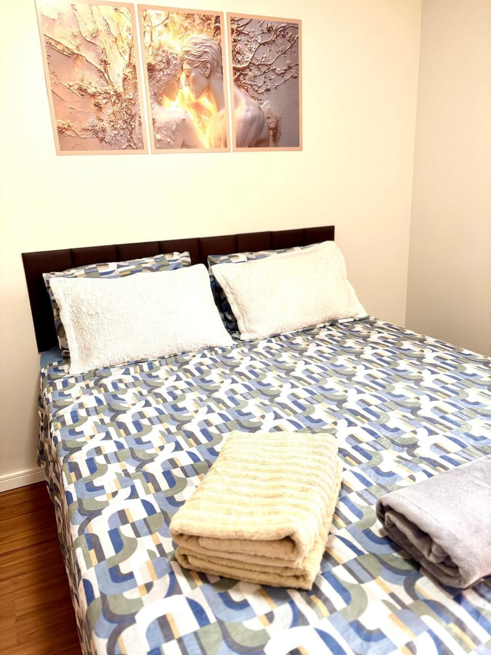 Bed, Photo of the whole room, Bedroom, towels