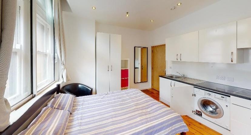 Modern Studio, 1st floor, King Street Views Apartment in Nottingham