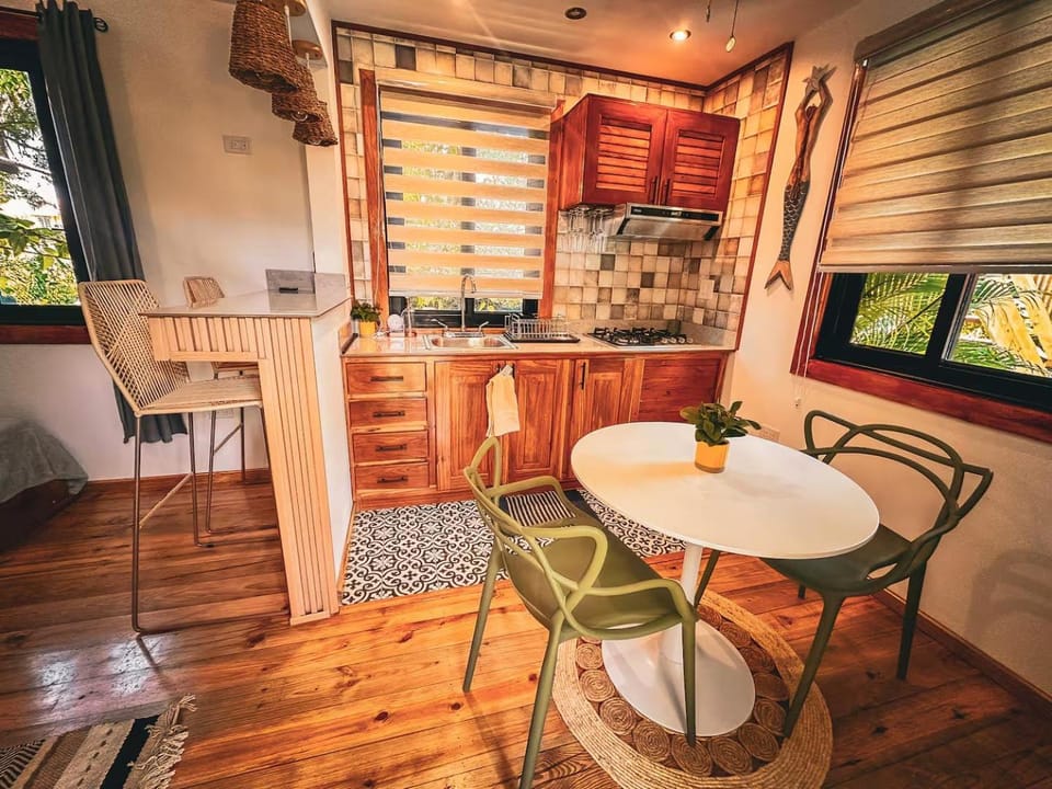 Kitchen or kitchenette, Dining area