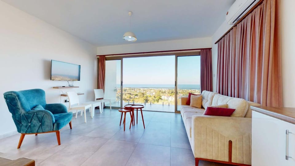 Communal lounge/ TV room, TV and multimedia, View (from property/room), Balcony/Terrace, Balcony/Terrace, Living room, Seating area, Sea view