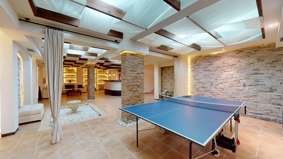 Game Room, Game Room
