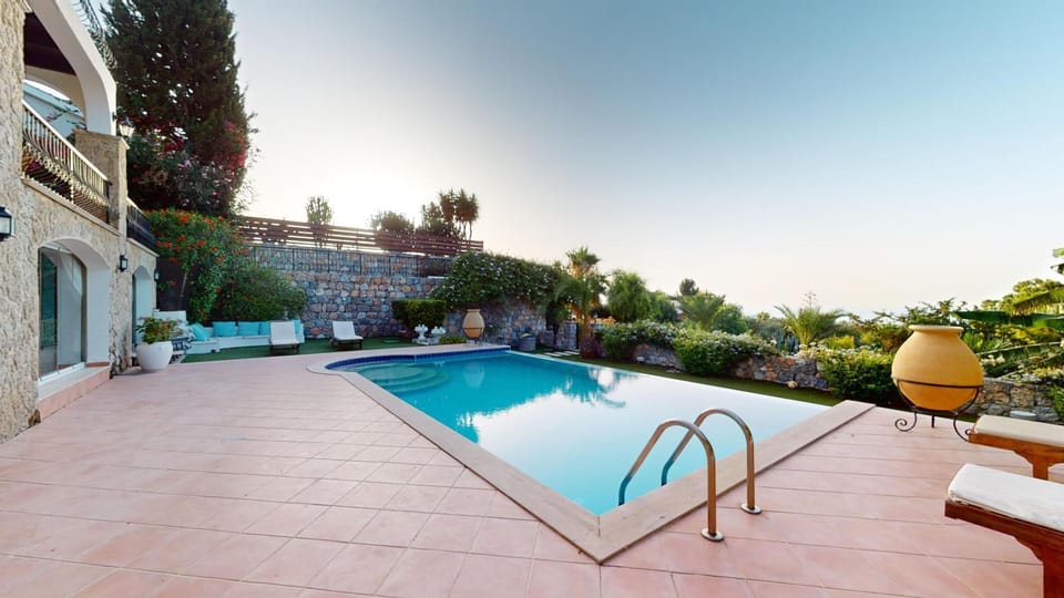 Property building, Patio, Day, Pool view, Swimming pool, Swimming pool, sunbed