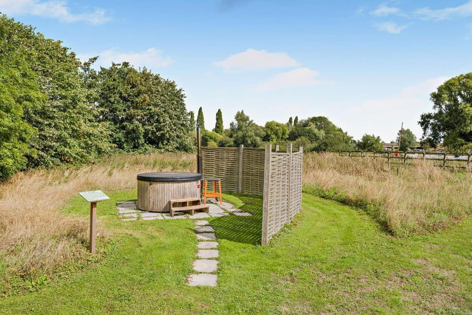 Natural landscape, Garden, Hot Tub, Garden view