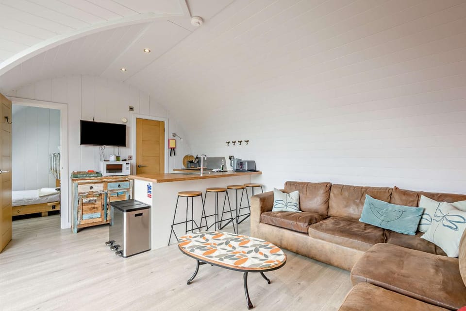 TV and multimedia, Kitchen or kitchenette, Living room, Seating area, Dining area