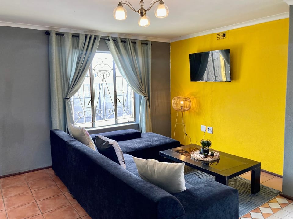 Unit 2 TraversHub Sleeps 6 Self-Catering Group Belhar, CT Apartment in Cape Town