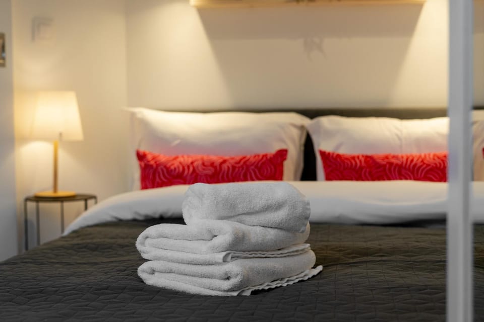 Bed, Bedroom, towels