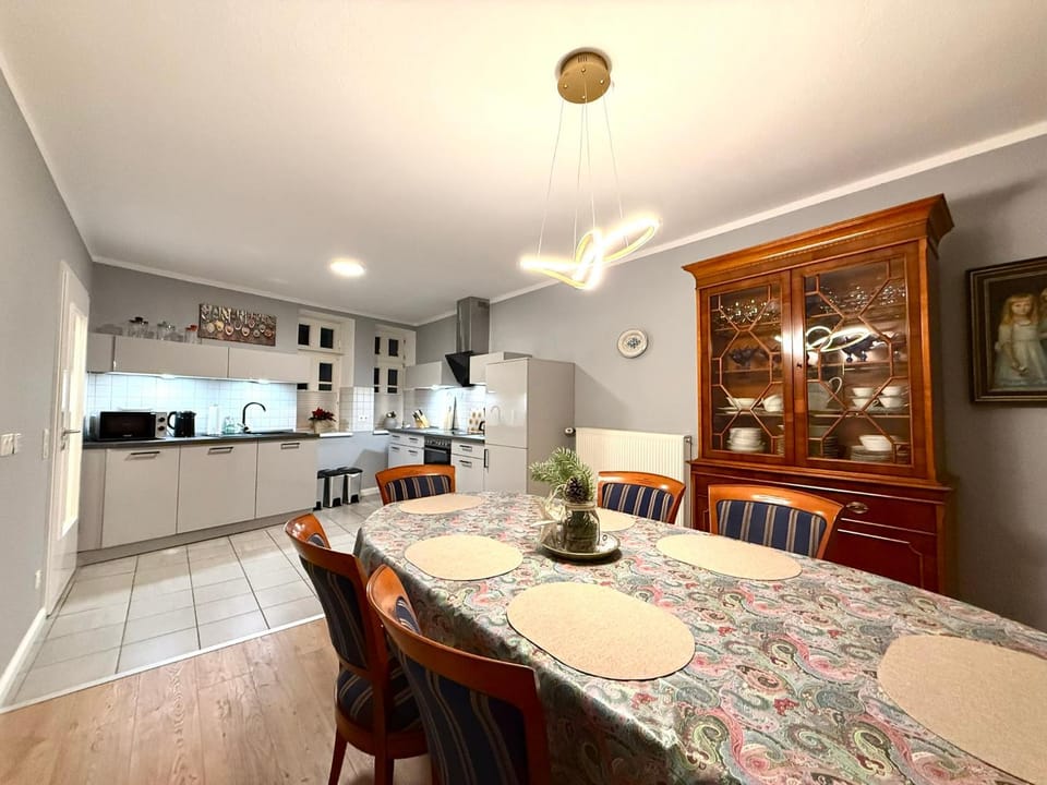 Kitchen or kitchenette, Food and drinks, Dining area, Food