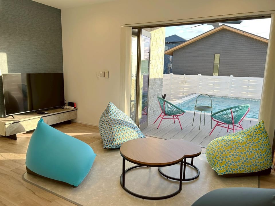 View (from property/room), Balcony/Terrace, Living room, Dining area