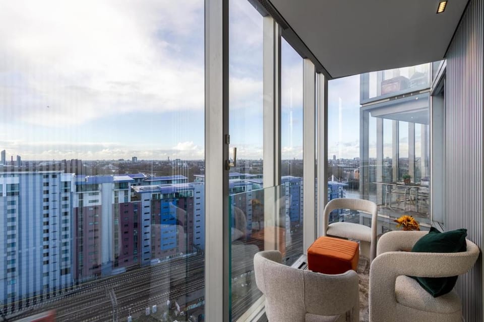 View (from property/room), Balcony/Terrace, Seating area, City view