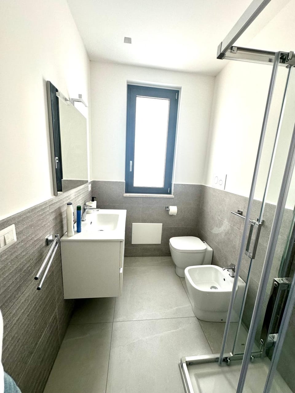 Shower, Toilet, Bathroom, bidet, towels