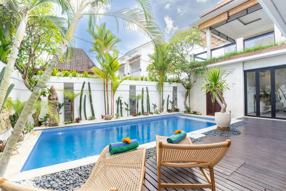 Canggu 3BR Private Pool Villa 3 min to Beach Finns Villa in North Kuta