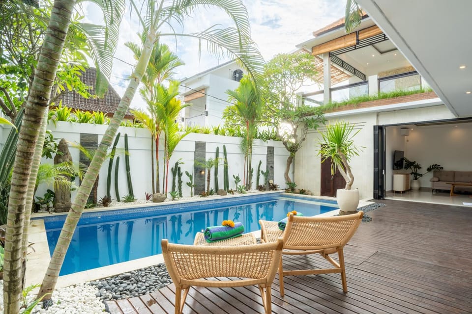 Canggu 3BR Private Pool Villa 3 min to Beach Finns Villa in North Kuta