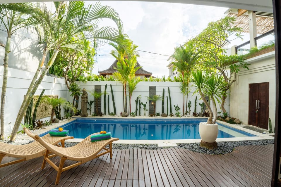 Canggu 3BR Private Pool Villa 3 min to Beach Finns Villa in North Kuta