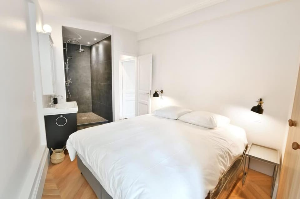 Bright Bon Marche StGermain designer 2BD2BA apt Apartment in Paris