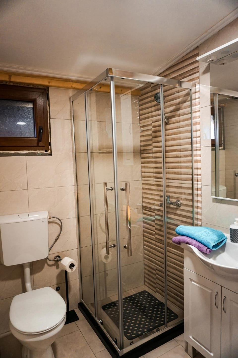 Shower, Toilet, Bathroom, towels