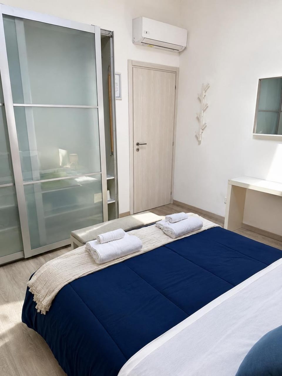 Bed, Bedroom, wardrobe, air conditioner
