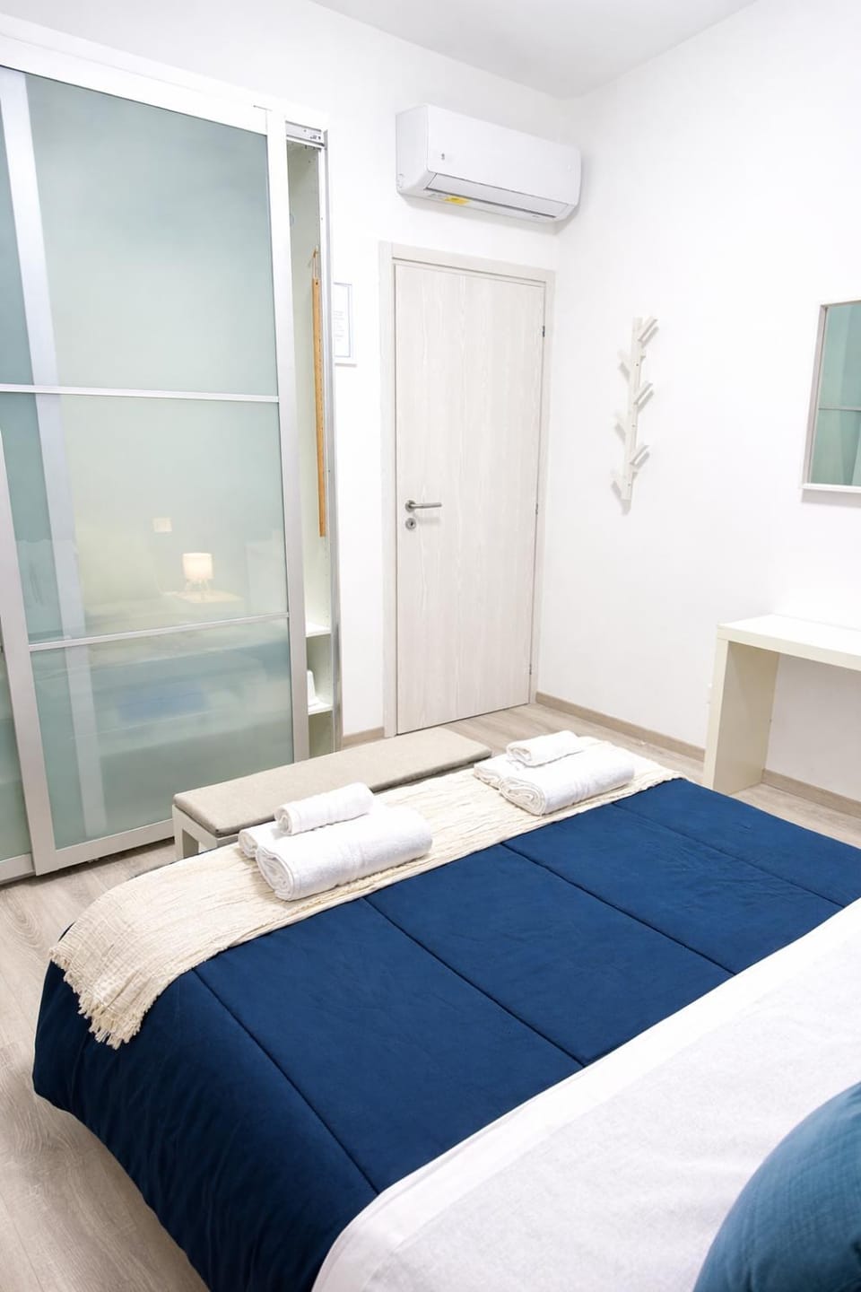 Photo of the whole room, wardrobe, air conditioner, air conditioner