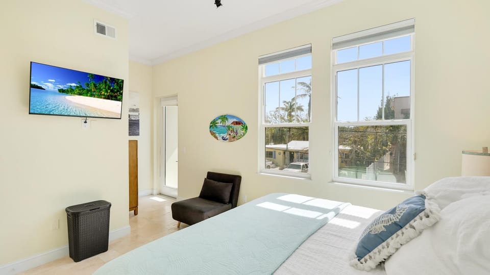 Bed, TV and multimedia, Photo of the whole room, Bedroom