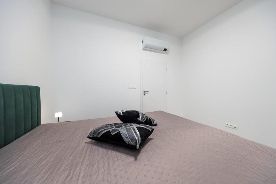 Bed, Photo of the whole room, Bedroom, towels, air conditioner