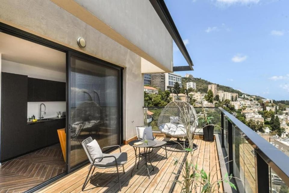Stunning Sea-View Penthouse with Private Terrace By Lime Luxe Apartment in Haifa