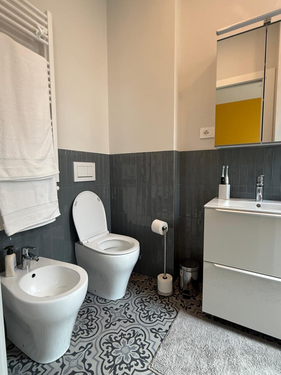 Toilet, Bathroom, bidet, towels