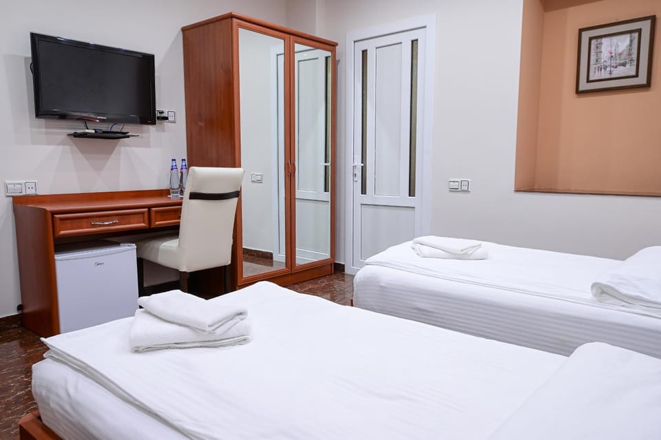 Bed, TV and multimedia, Bedroom
