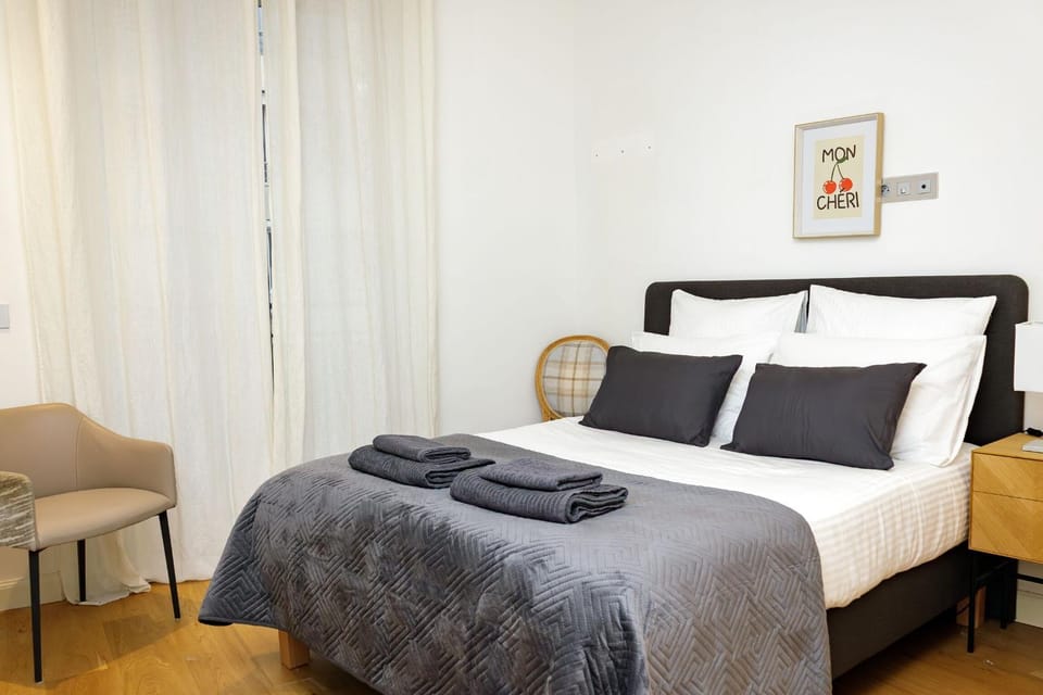 Bed, Bedroom, towels