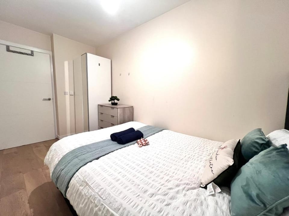 Gorgeous 3BR With 2BA in Stratford Near Westfield Apartment in London