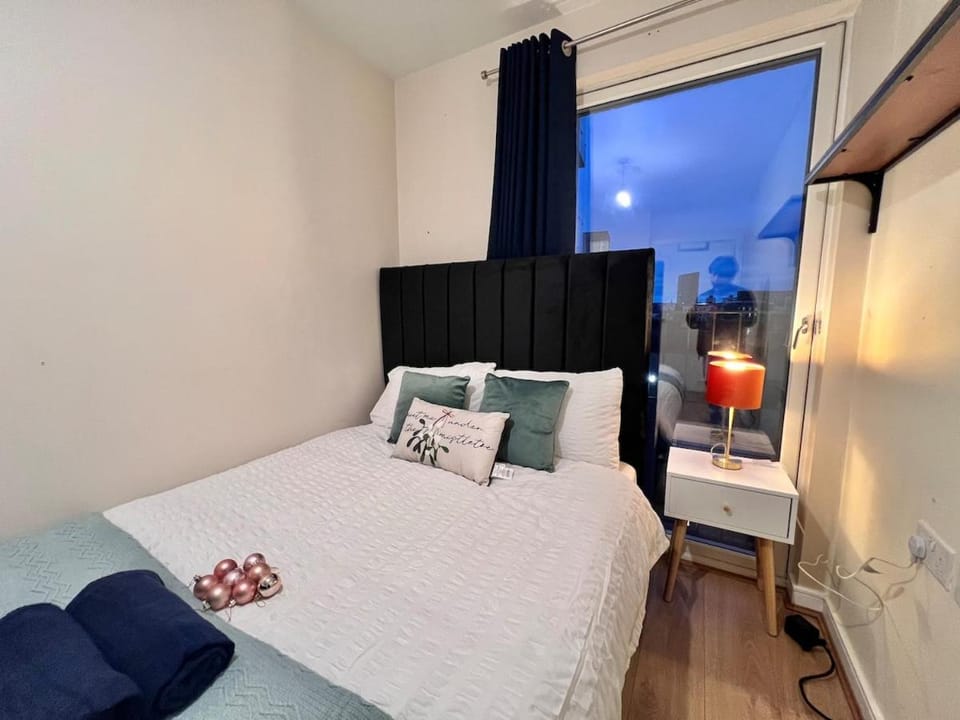 Gorgeous 3BR With 2BA in Stratford Near Westfield Apartment in London