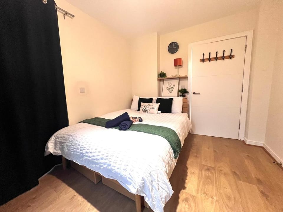 Gorgeous 3BR With 2BA in Stratford Near Westfield Apartment in London
