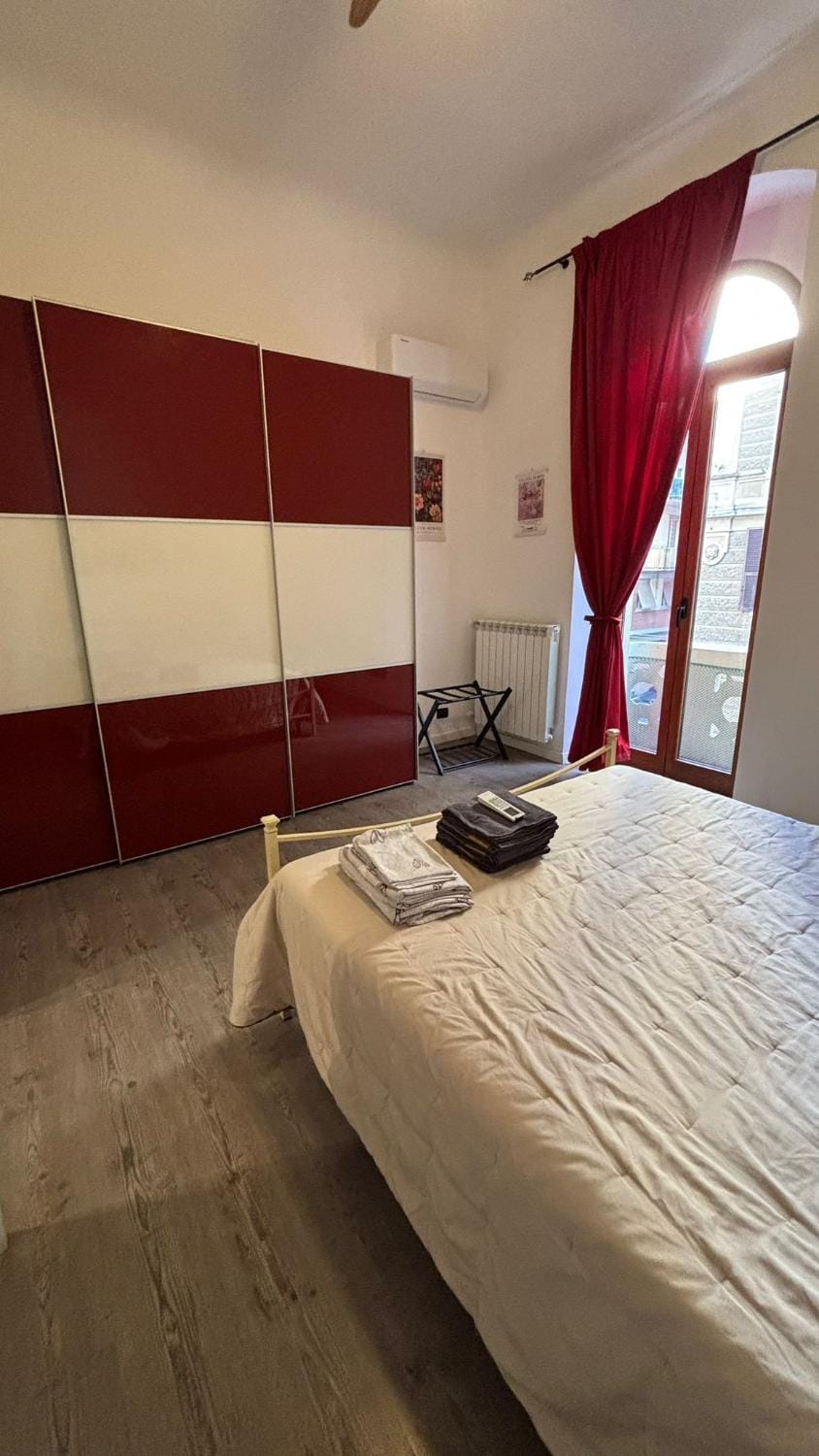 Bed, Photo of the whole room, Bedroom, towels