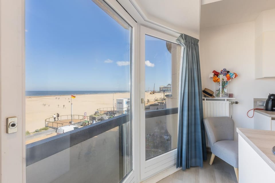 LECOMTE - The Shoreline Deluxe 157 Apartment in Ostend