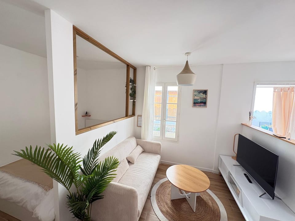 Bed, Living room